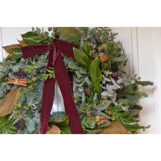 Corona de puerta lazada granate