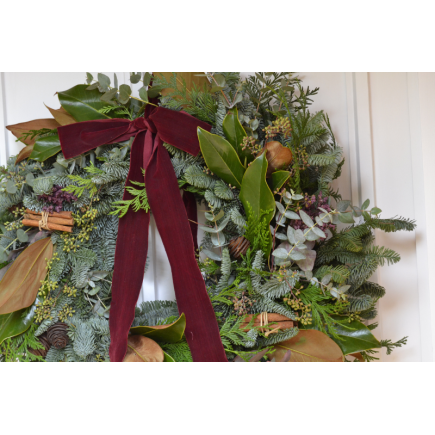 Corona de puerta lazada granate