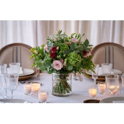 Centro de mesa con flor variada en jarrón tallado borde plateado