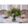 Centro de mesa con flor variada en jarrón tallado borde plateado