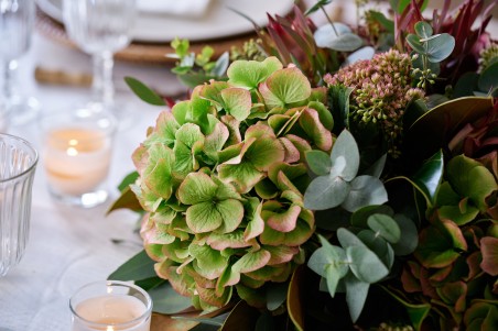 Centro de mesa otoñal con hortensia variada