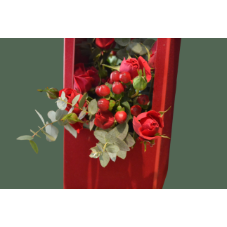 Caja - bolsa con rosas rojas