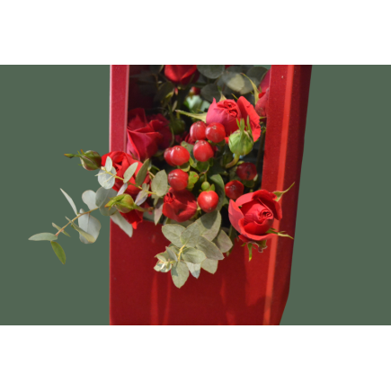 Caja - bolsa con rosas rojas