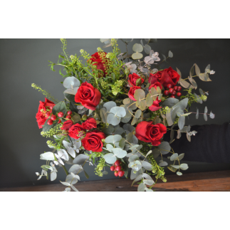 Ramo de rosas rojas con verdes variados