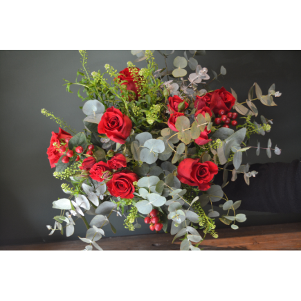 Ramo de rosas rojas con verdes variados