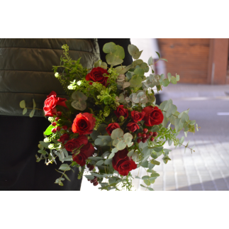 Ramo de rosas rojas con verdes variados