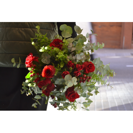 Ramo de rosas rojas con verdes variados