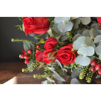 Ramo de rosas rojas con verdes variados