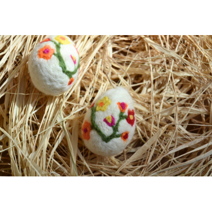 Huevo fieltro flores