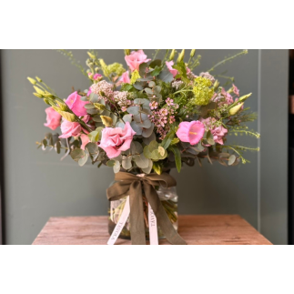 Ramo en colores rosados en mini jarrón