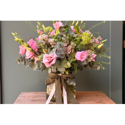 Ramo en colores rosados en mini jarrón