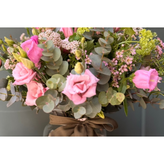 Ramo en colores rosados en mini jarrón