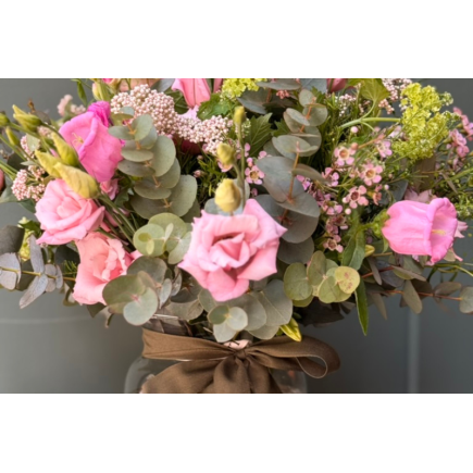 Ramo en colores rosados en mini jarrón