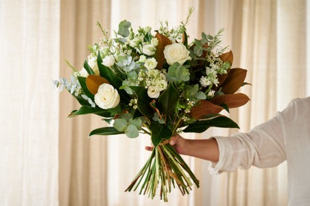 Ramo blancos y verdes con magnolio