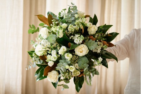 Ramo blancos y verdes con magnolio