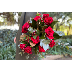 Ramo de 12 rosas con Hypericum