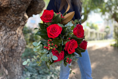 Ramo de 6 rosas con verdes variados