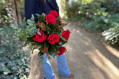 Ramo de 6 rosas con verdes variados