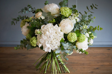 Ramo de peonias blancas