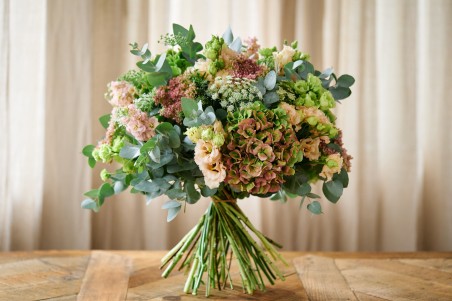 Ramo con hortensias y flor de temporada