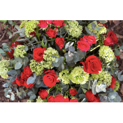 Ramo rosas rojas variadas con viburnum y verdes