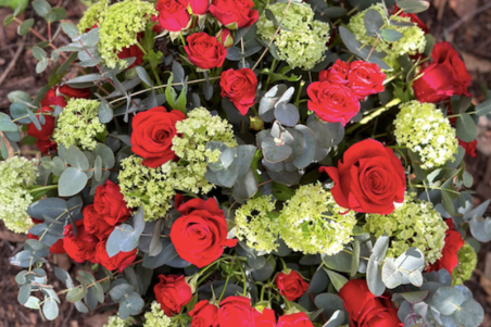 Ramo rosas rojas variadas con viburnum y verdes