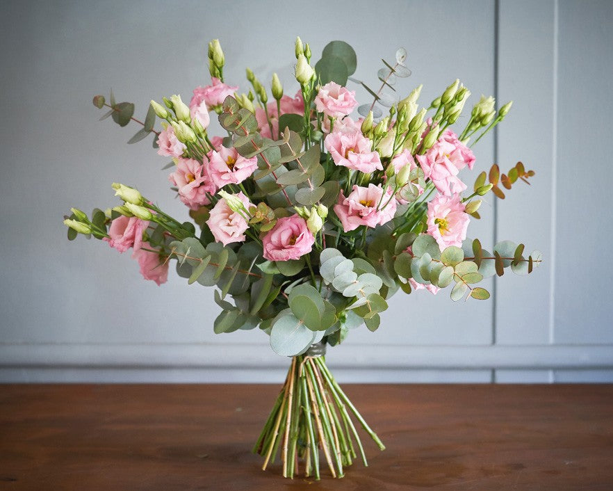 Ramo de lisianthus rosa con eucalipto