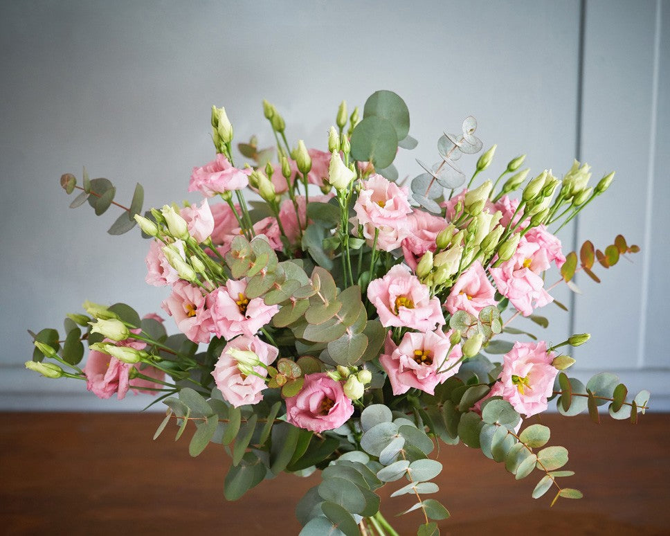 Ramo de lisianthus rosa con eucalipto