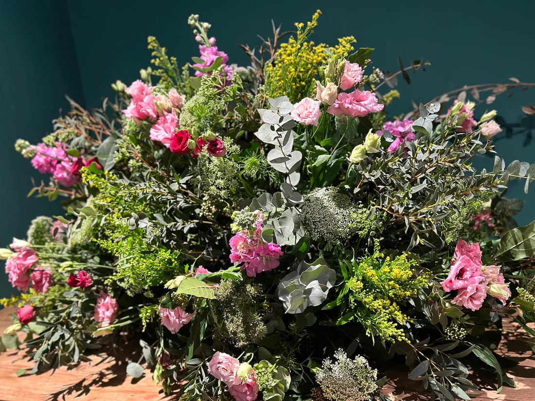 Cojín funerario en colores rosados