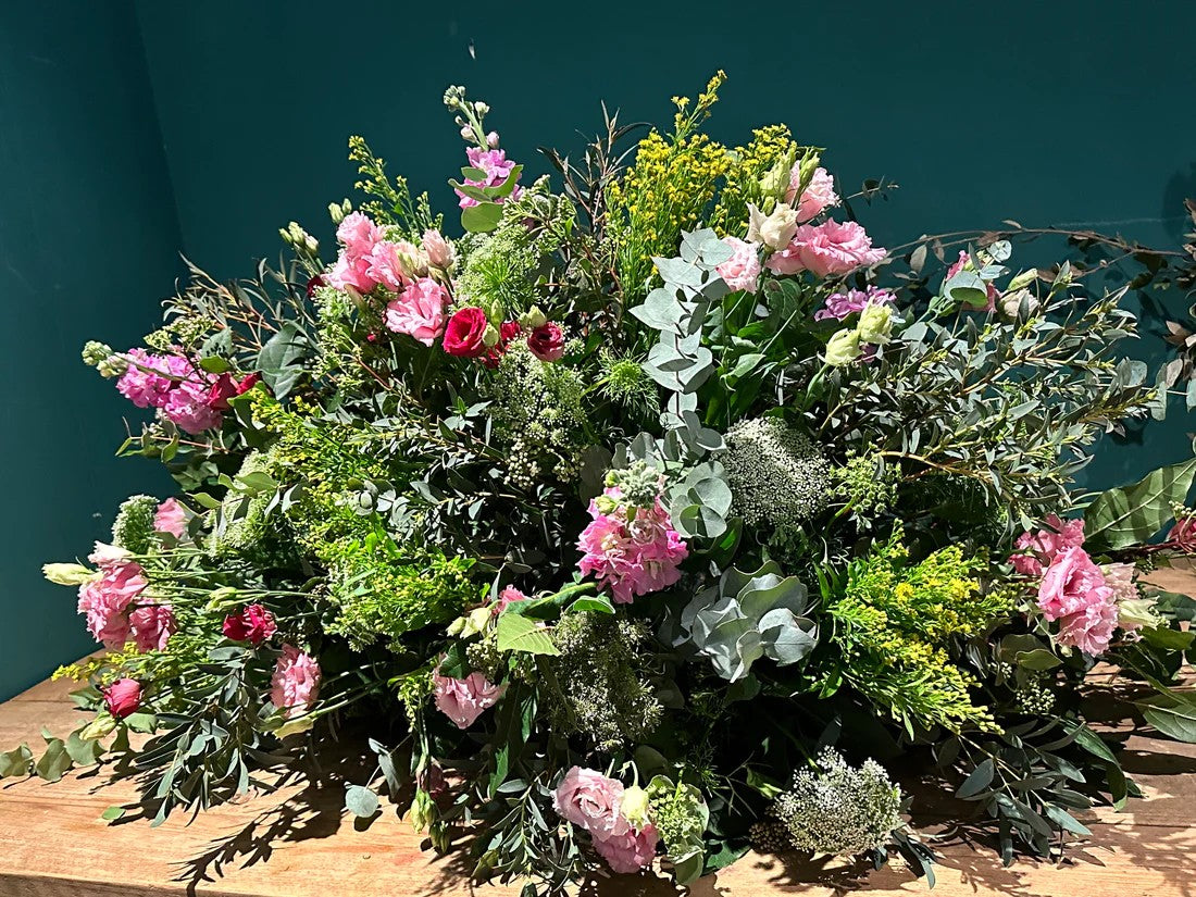 Cojín funerario en colores rosados