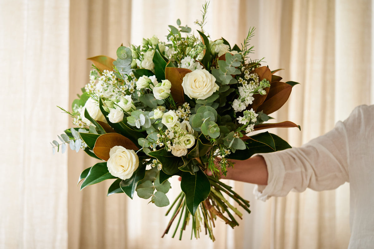 Ramo blancos y verdes con magnolio