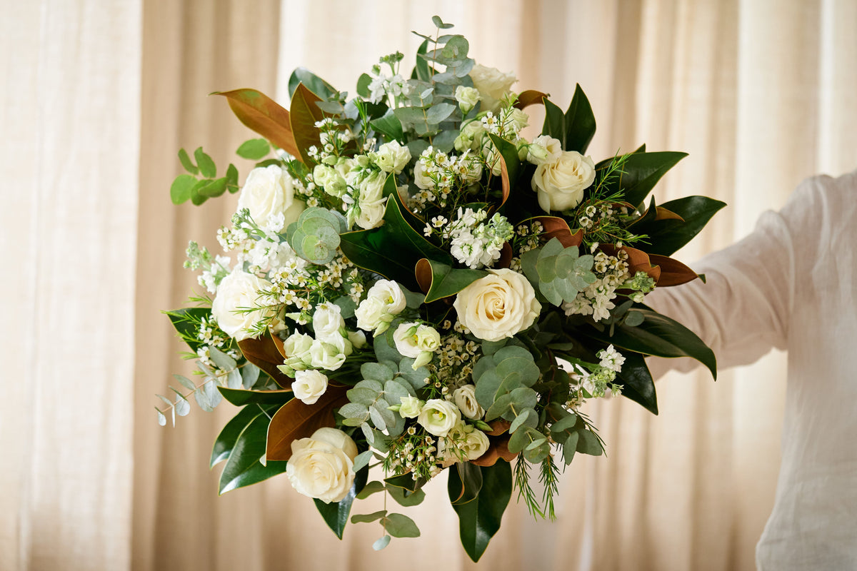 Ramo blancos y verdes con magnolio