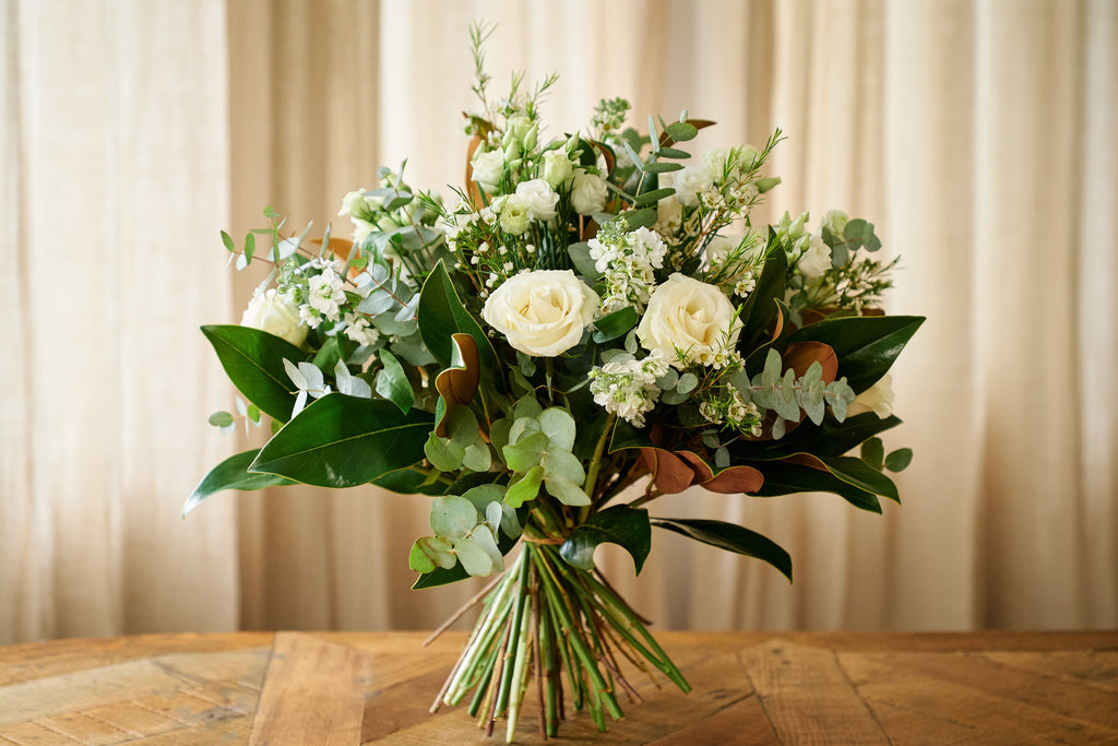 Ramo blancos y verdes con magnolio