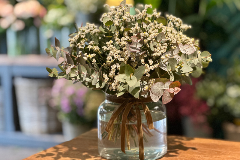 Ramo de limonium y eucalipto con jarrón
