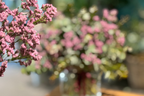 Ramo de limonium y eucalipto en jarrón
