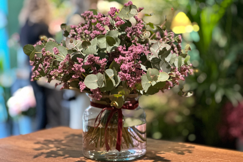 Ramo de limonium y eucalipto en jarrón