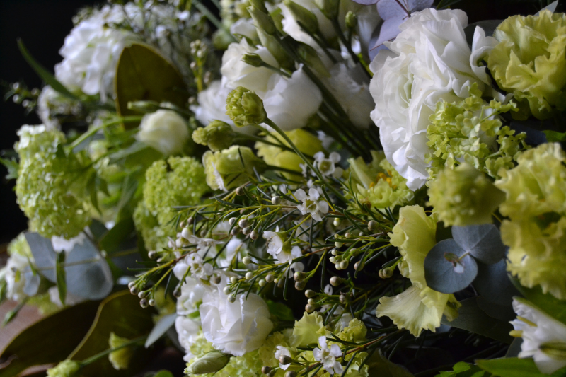 Cojín funerario en blancos y verdes