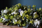 Cojín funerario en blancos y verdes